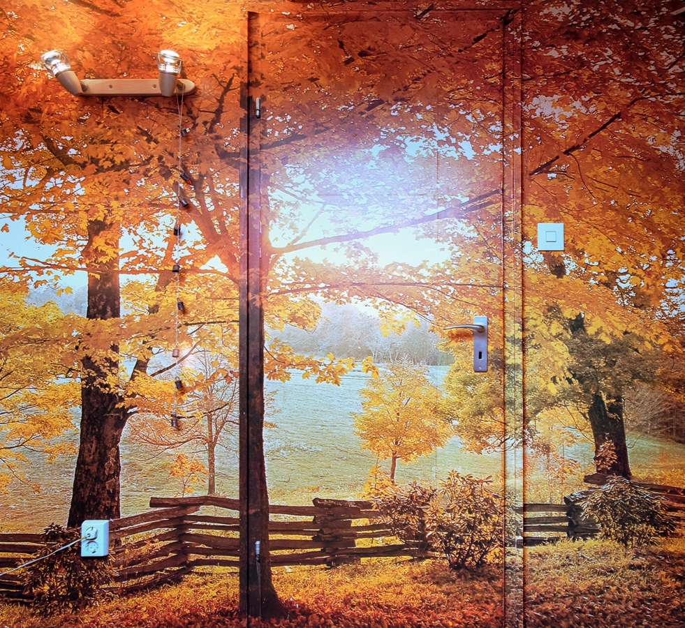 Tür in Herbstlandschaft