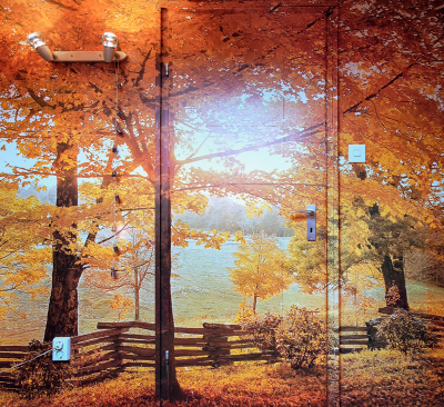 Tür in Herbstlandschaft